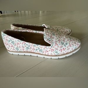 Cliffs floral shoes size 8W